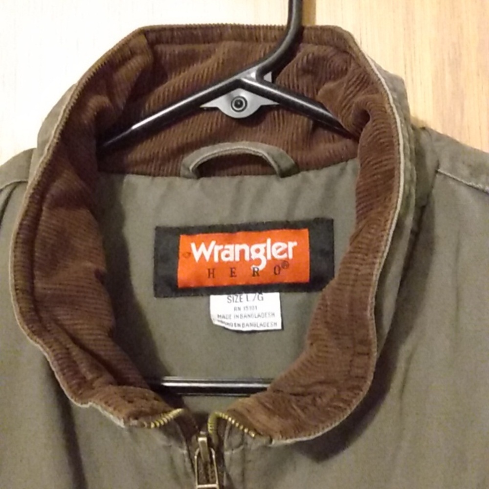 Wrangler Green Insulated Vest for Outdoor Adventures Size Large - Picture 4 of 6
